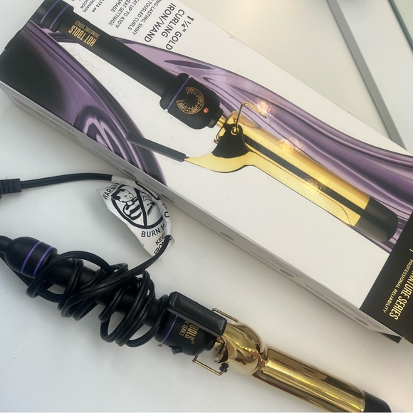 Hot Tools Signature Series 1 1/4 Gold Curling Iron - Picture 1 of 2